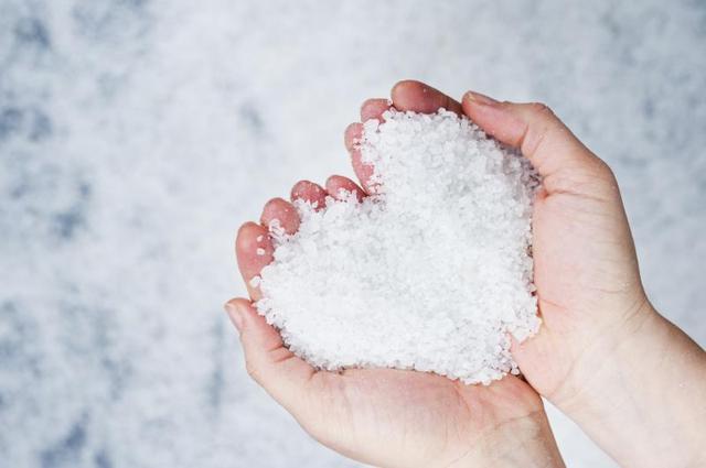 So sánh giữa muối biển và muối hồng nên dùng loại nào hơn