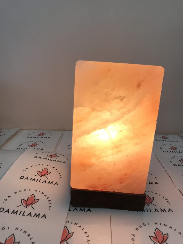 Đèn đá muối Himalaya Hình Vuông được làm từ loại đá khai thác từ mỏ đá muối tự nhiên ở Himalaya với những hình dạng được các chuyên gia chế tác