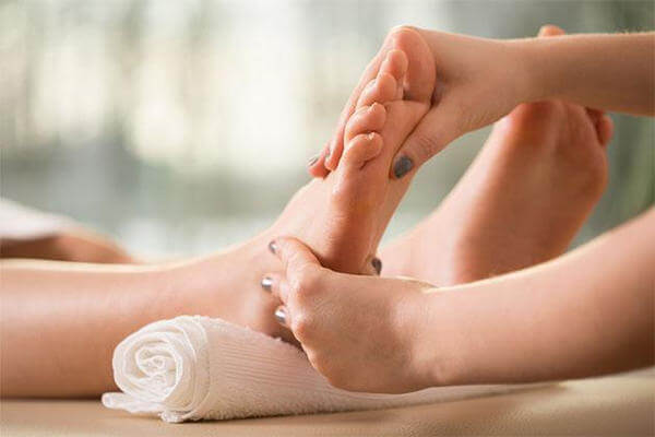 Mẹo Giảm Tê Gót Chân Khi Ngủ Hiệu Quả Với Muối Hồng
