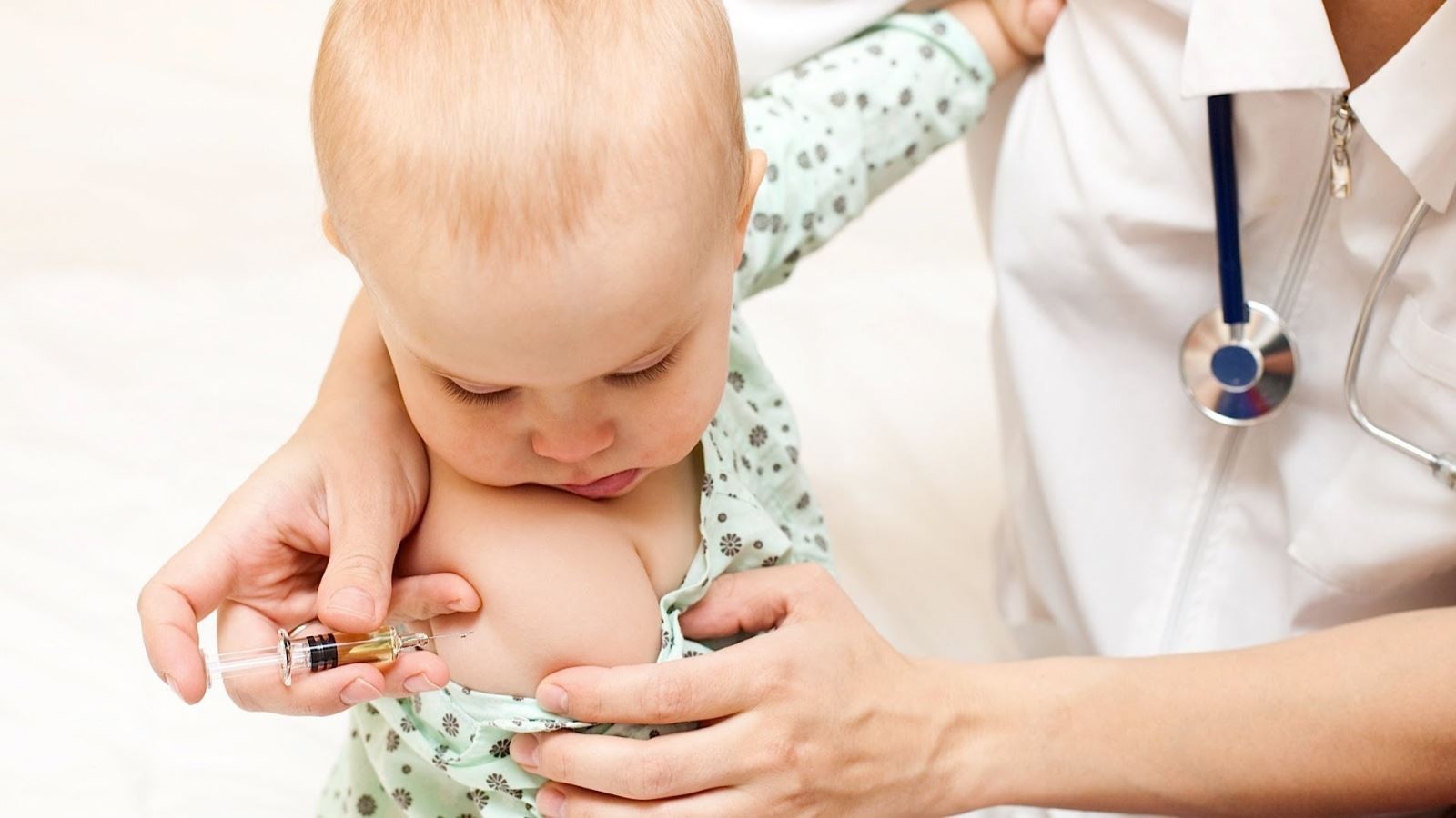 Cha mẹ nên cho bé dưới 1 tuổi tiêm vacxin phòng bệnh canh châu