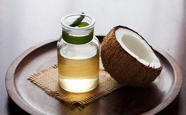Mát xa da đầu với dầu dừa để giảm bớt các triệu chứng của gàu như ngứa, hay bong chóc da đầu.