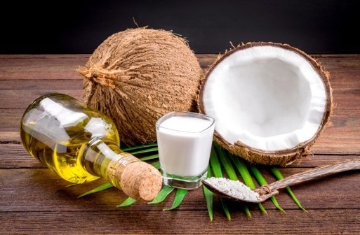 Bộ lông của thú cưng sẽ trở nên bóng mượt hơn với dầu dừa, diệt sạch bọ chét.