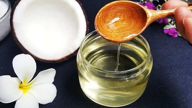 Dầu dừa có đặc tính kháng khuẩn, giúp cơ thể tránh khỏi các loại vi khuẩn gây rộp môi. Thoa dầu dừa lên vùng miệng bị rộp, thêm giọt tinh dầu thơm oregano.