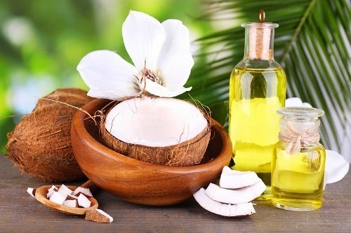 Sau mỗi lần cạo râu, bạn thấy da mặt hơi căng, khô, thậm chị có những vết xước. Dầu dừa sẽ giúp da bạn mềm hơn, và chữa lành các vết xước.